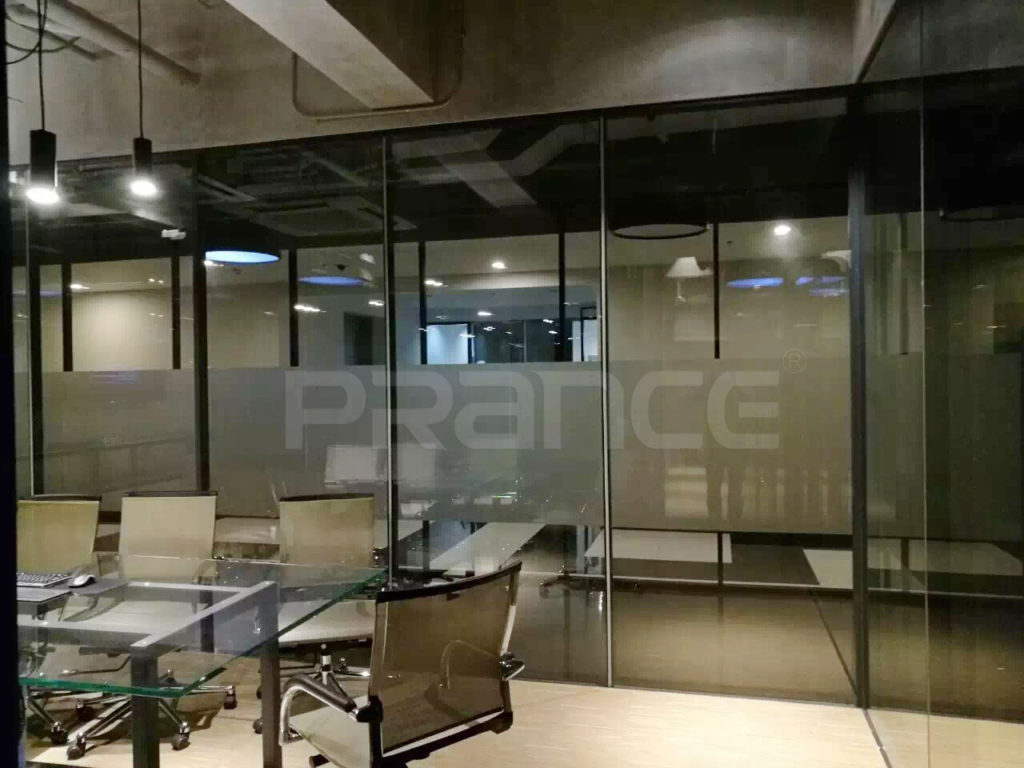 demountable wall partition of glass