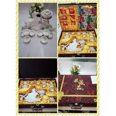 Fully automatic ceramic chinese gongfu tea sets tea and the moon cakes as present at Mid-Autumn festival